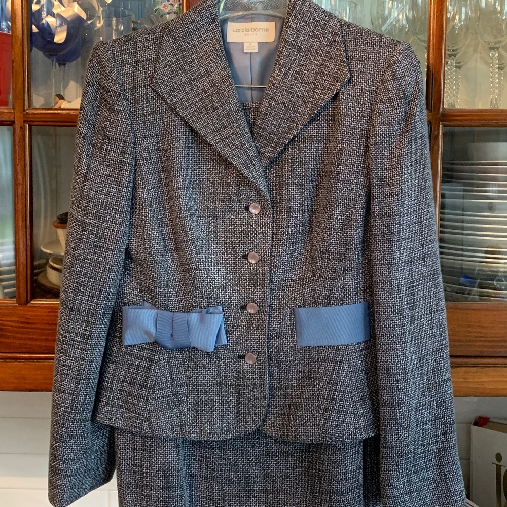 Liz Claiborne buttons and bows suit.‎ Worn once.